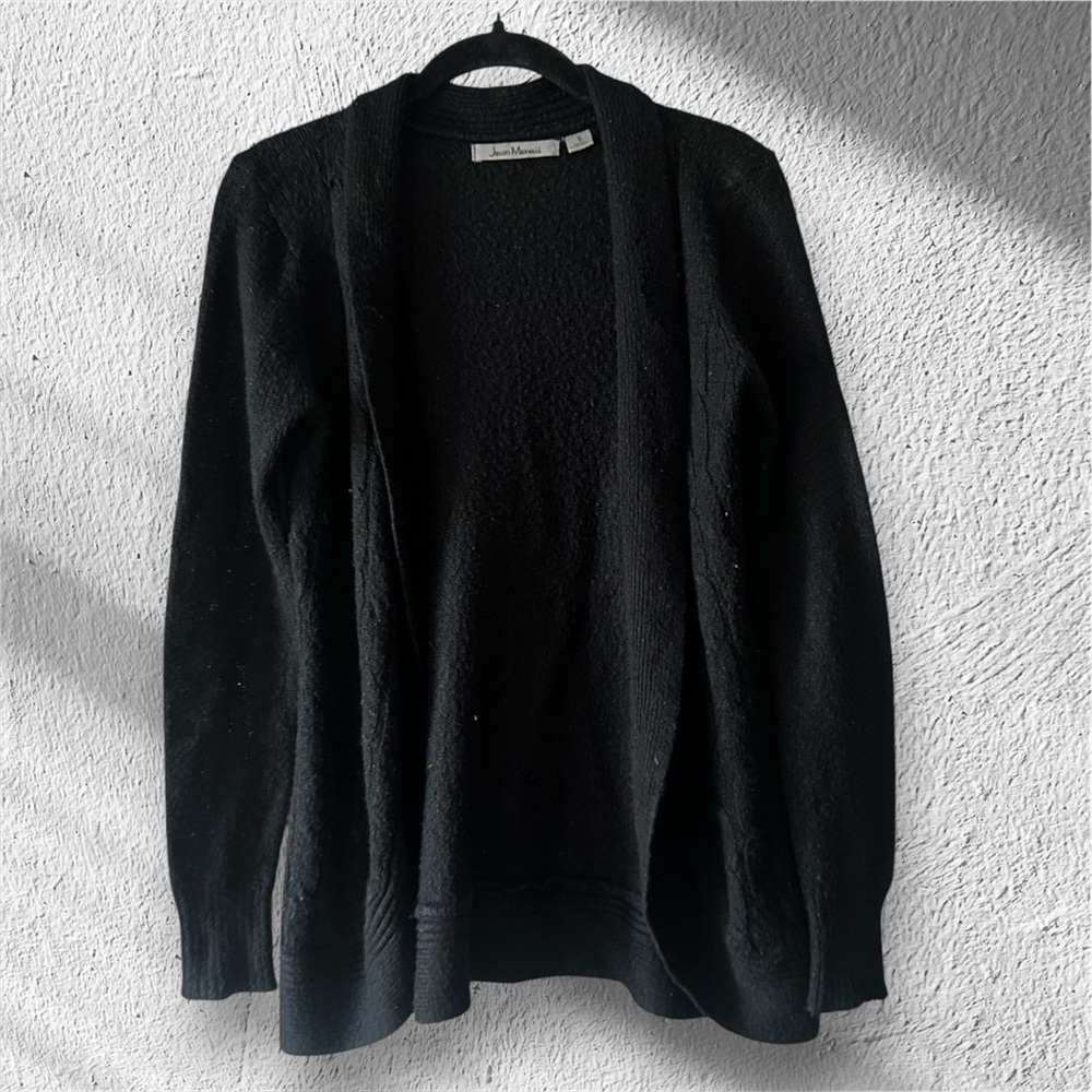 Black cardigan - a versatile and stylish addition to any outfit #cardiganlove